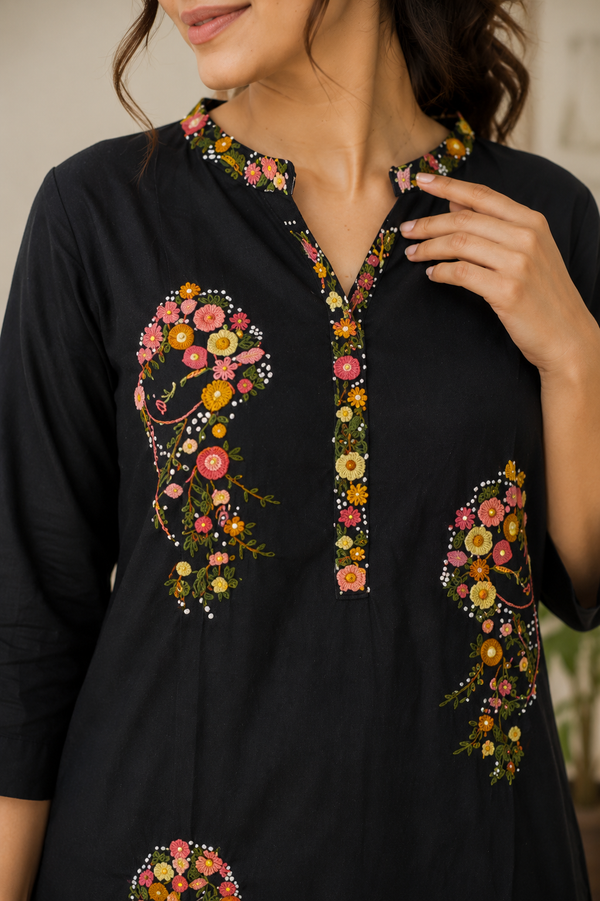 Vastrini 🖤Black Embroidered Cotton Kurti